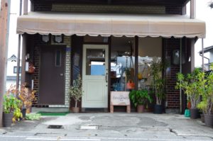 エスペディエンテ入口テント交換前　外観